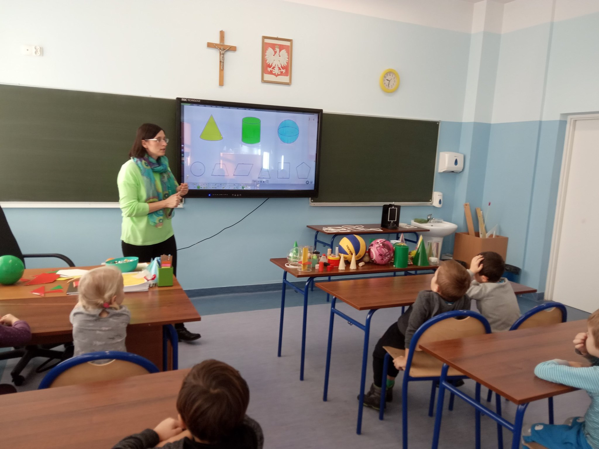 W czwartek dzieci z Przedszkola Niezapominajka odwiedziły naszą szkołę i brały udział w lekcjach pokazowych z matematyki i geografii.